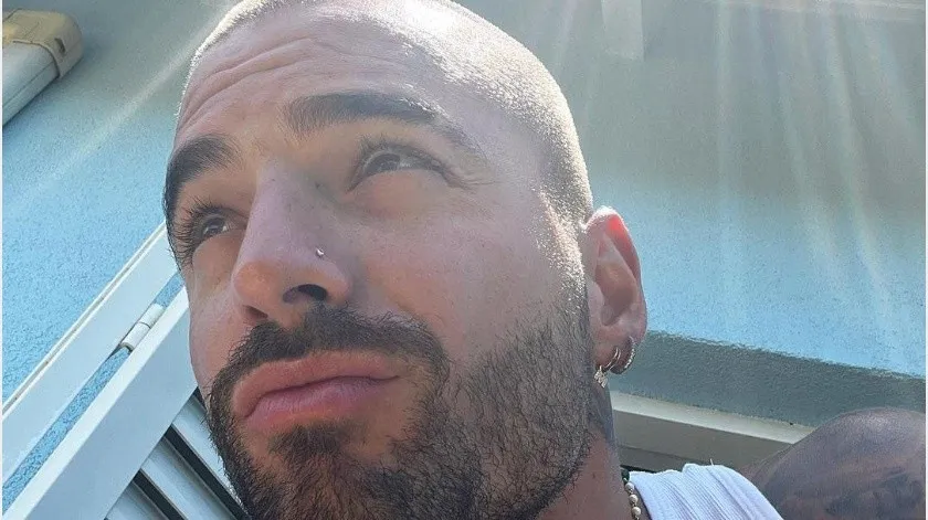 ¡Pelón, pelón! Maluma presume nuevo look en redes