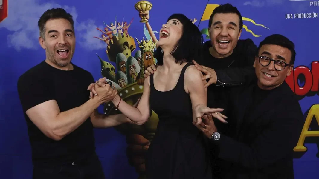 Adrián Uribe, Adal Ramones, Susana Zabaleta y Los Mascabrothers se lucen en el estreno de “Spamalot”