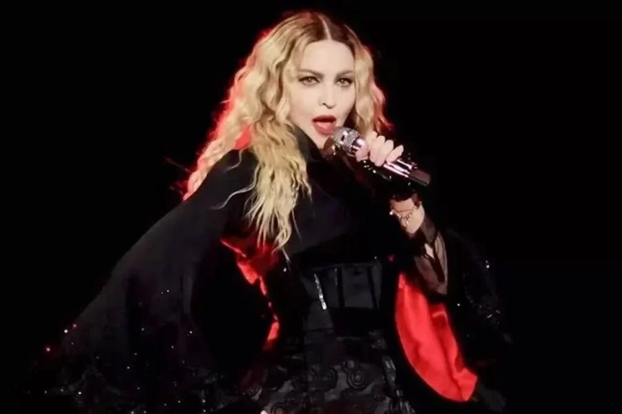Presume Madonna en redes su parrilla dental de diamantes