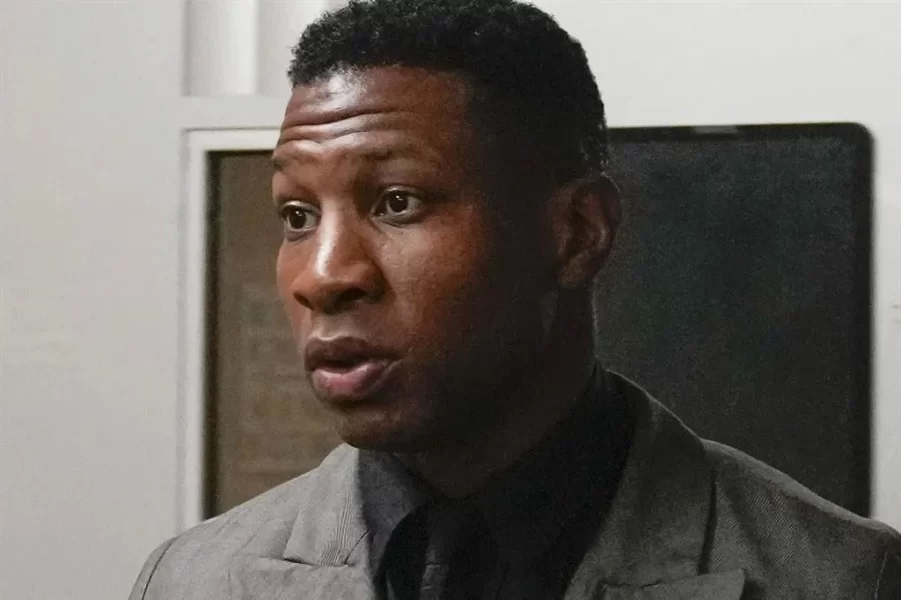 Admite Jonathan Majors agresión a ex novia
