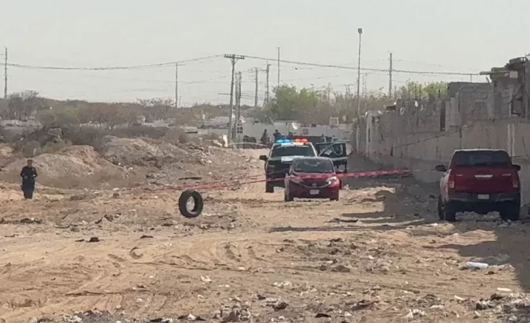 Abandonan auto con un muerto