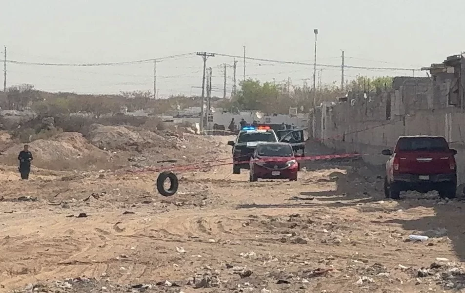 Abandonan auto con un muerto