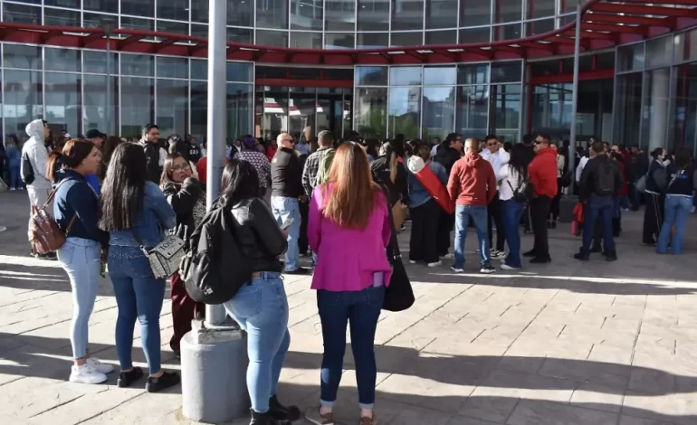 Maestros continuarán protesta fuera del edificio de Gobierno en Parral