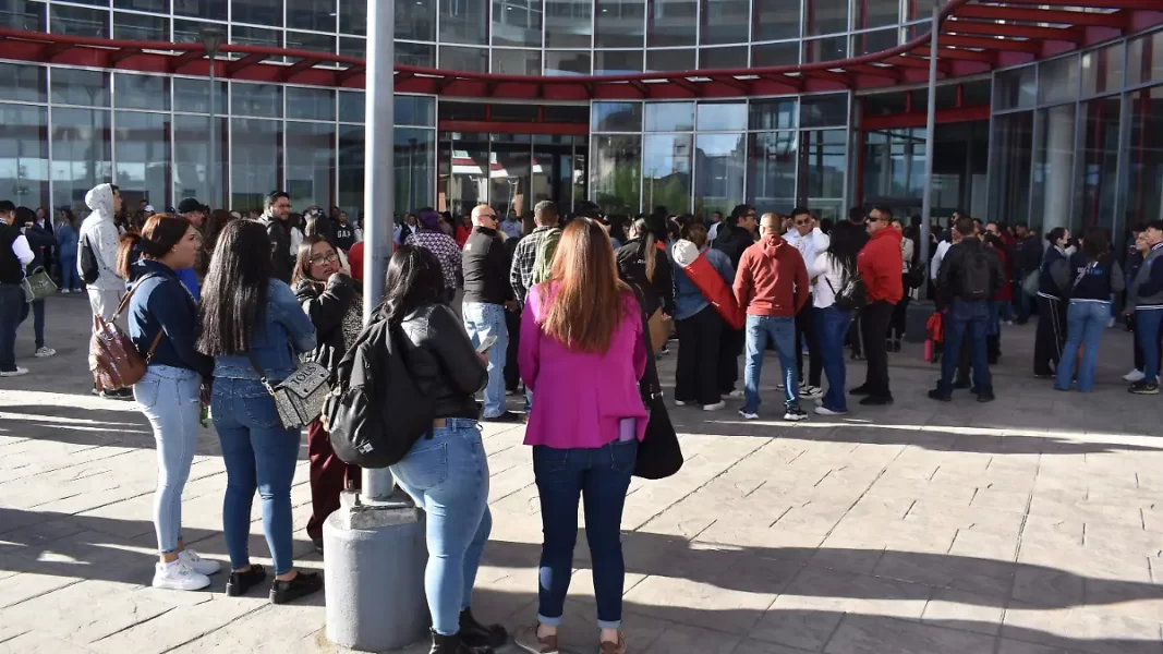 Maestros continuarán protesta fuera del edificio de Gobierno en Parral