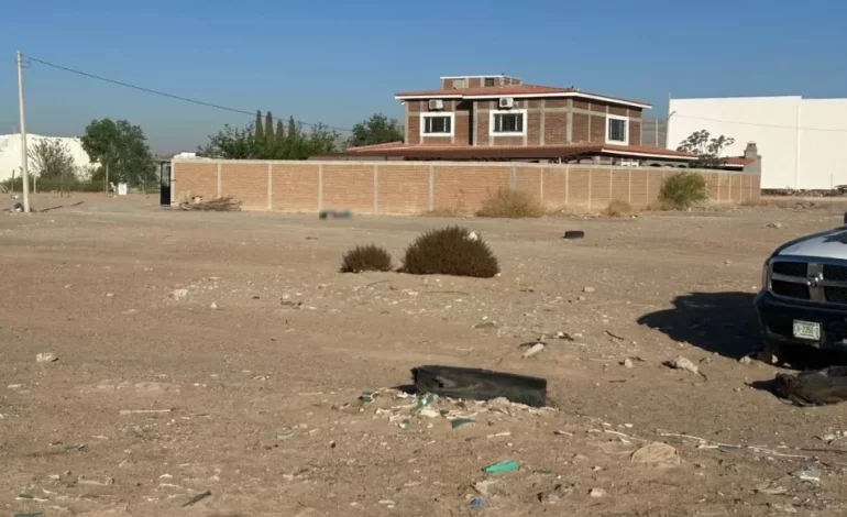 Tiran cadáver cerca de templo cristiano