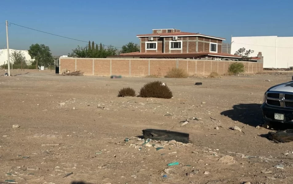 Tiran cadáver cerca de templo cristiano