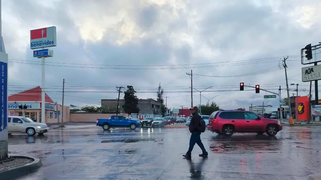 Lluvia causa encharcamientos y vehículos varados en Ciudad Juárez
