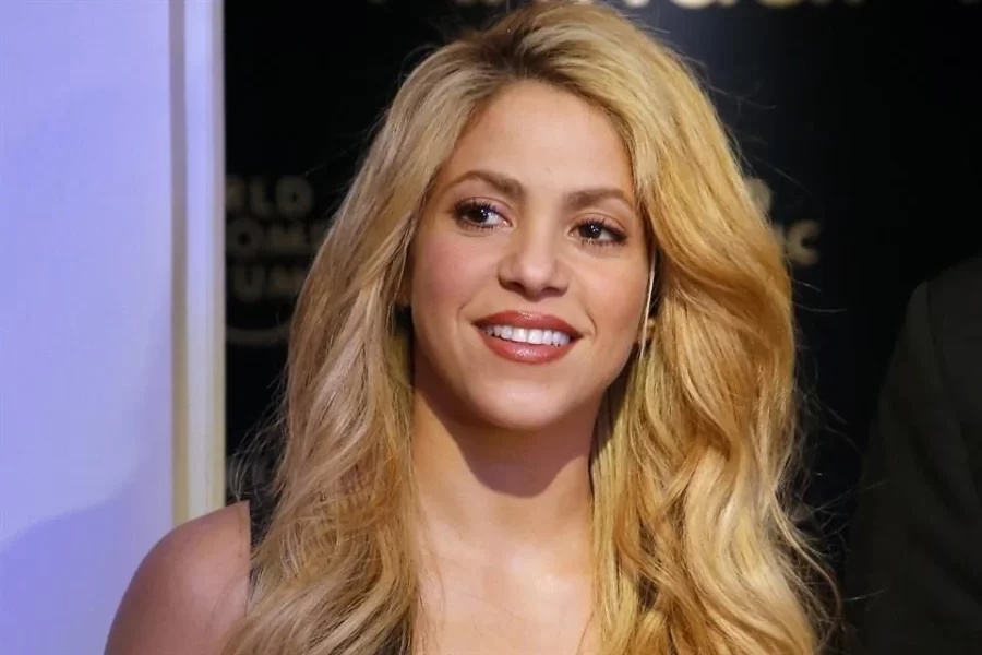 Se cae Shakira durante concierto en Montreal