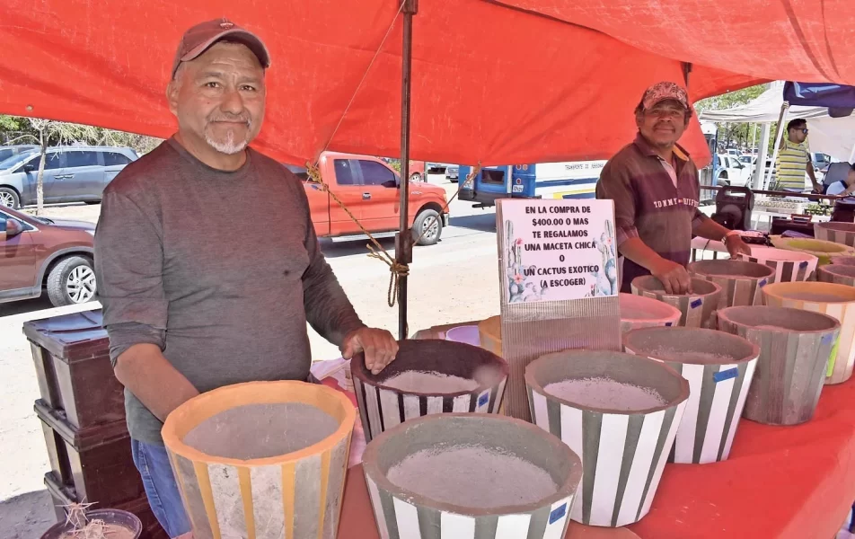 Hace artesanías con el corazón