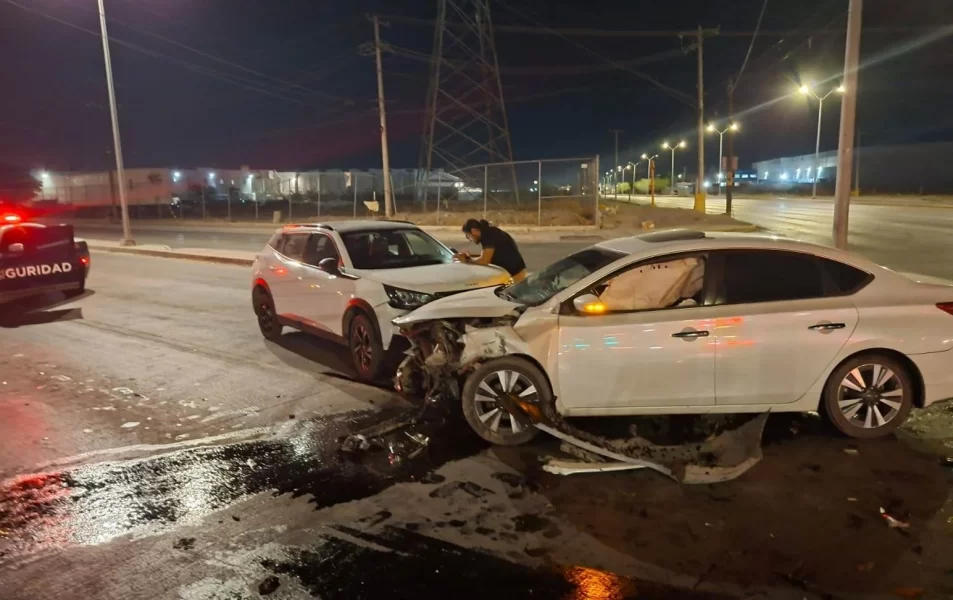 Se pasa seáforo en rojo y provoca choque