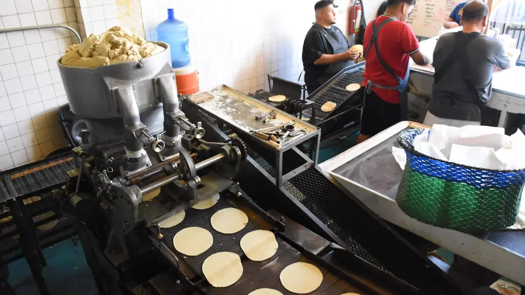 Tortillerías de barrio no pueden competir con supermercados, señala locatario ante alza de insumos