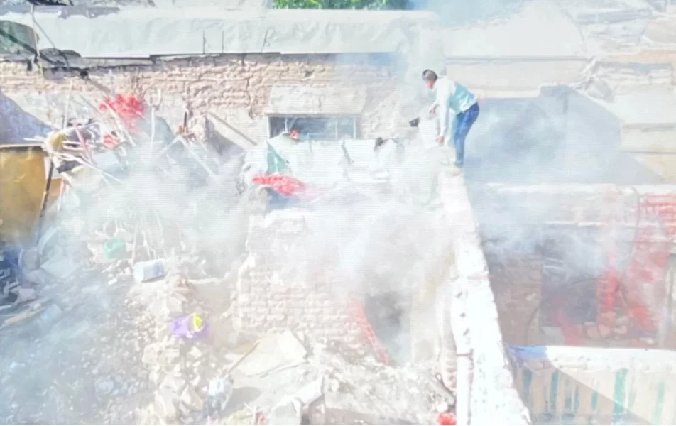 Le prenden fuego a basura en vivienda abandonada