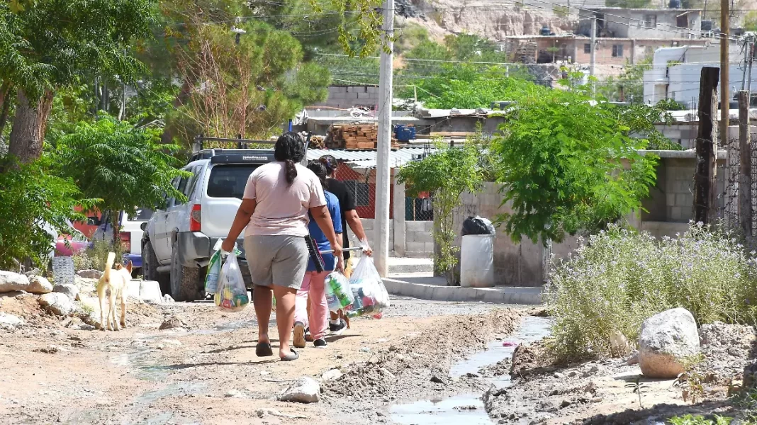 Analizan reubicación de familias afectadas por lluvias en zonas de alto riesgo