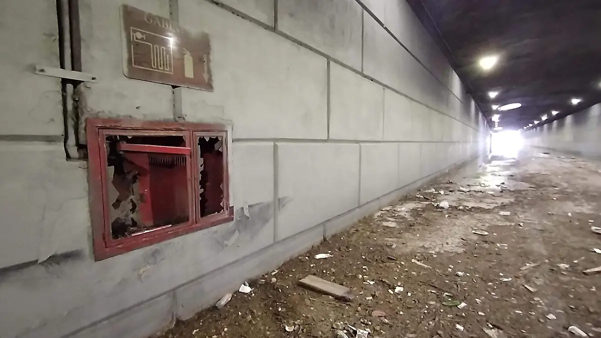 Retiran una tonelada y media de basura y tierra de arrastre del túnel de la 16 de Septiembre