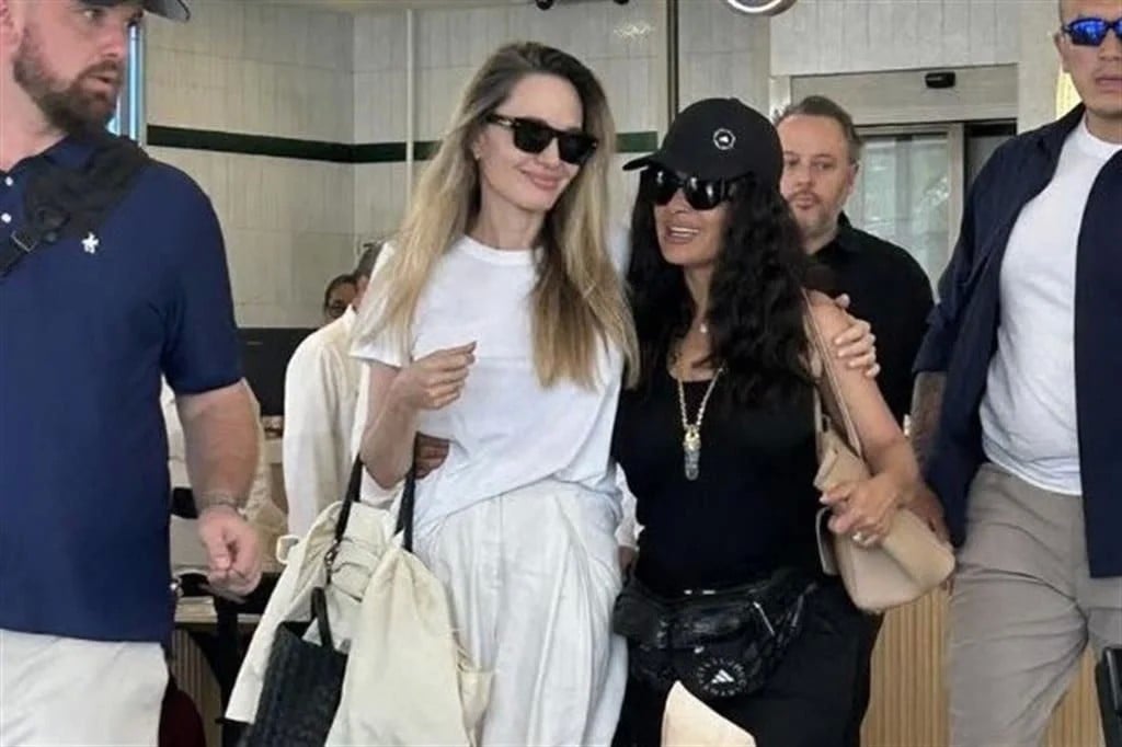 Disfrutan Salma Hayek y Angelina Jolie café de Veracruz