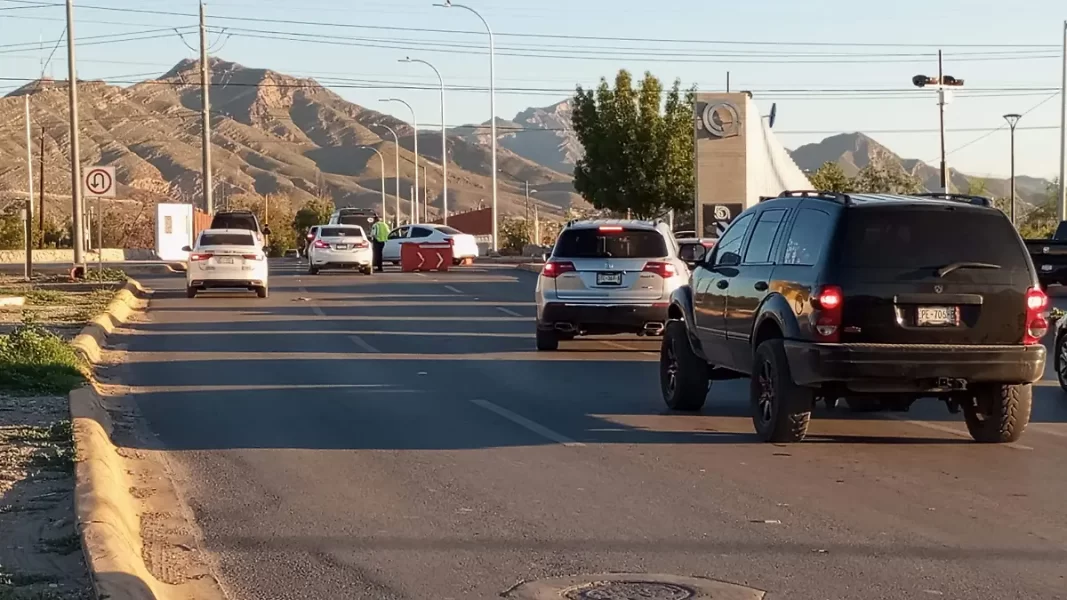 Largas filas en cruces fronterizos generan demoras de más de una hora