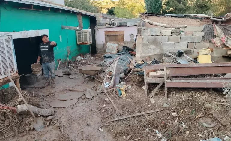 Reubicarán a 11 familias tras afectaciones por lluvias