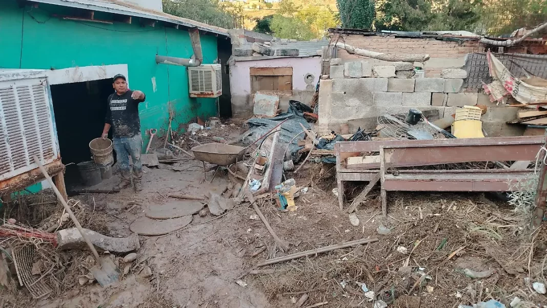 Reubicarán a 11 familias tras afectaciones por lluvias