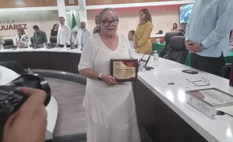 Premian a Alma Rosa González por 39 años de labor en favor de la niñez juarense