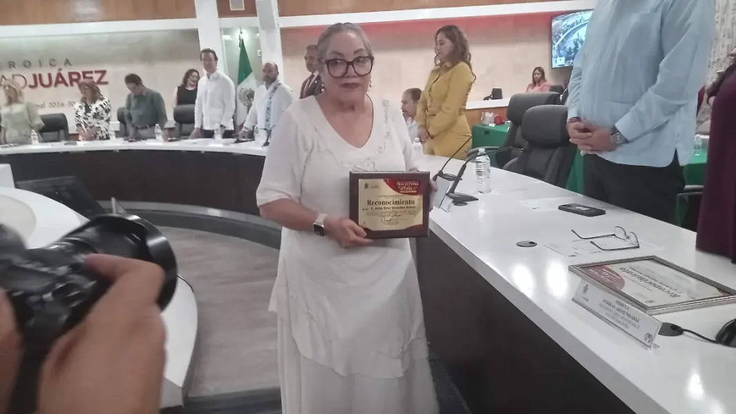 Premian a Alma Rosa González por 39 años de labor en favor de la niñez juarense