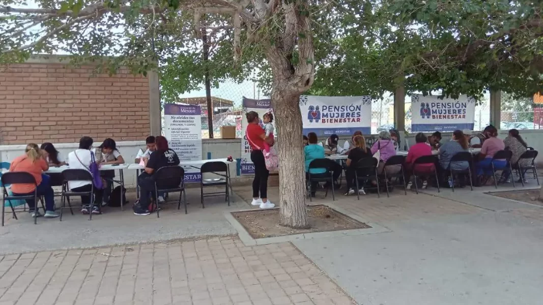 Mujeres se registran para la Pensión Mujeres Bienestar