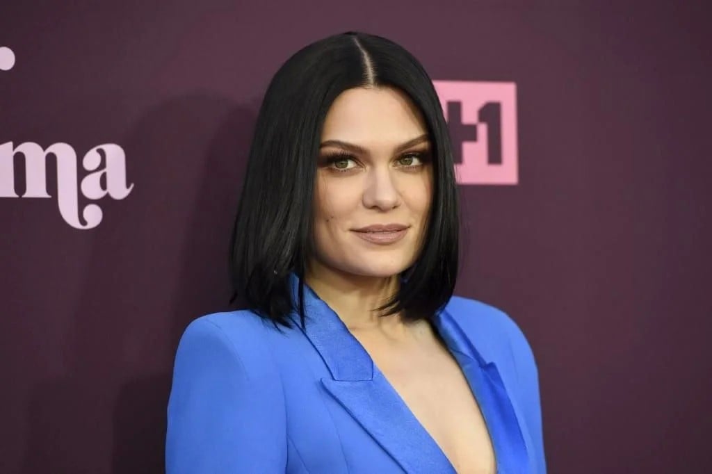 Pospone Jessie J gira por EU por batalla contra el cáncer