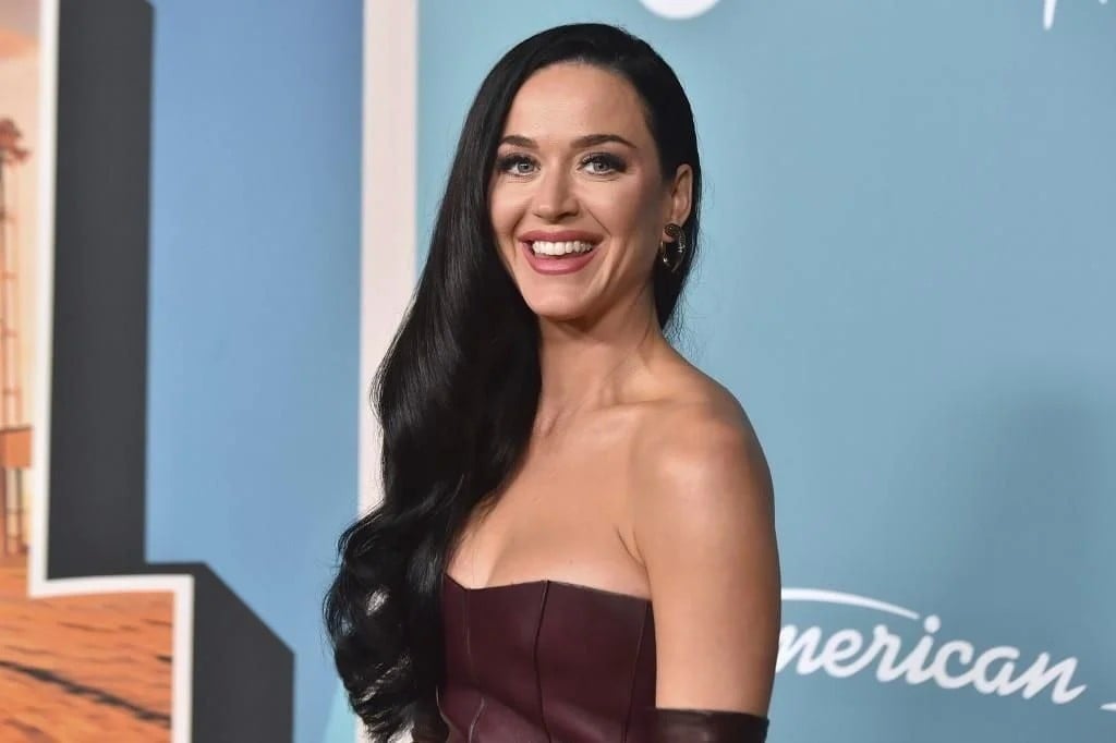 Deslumbra Katy Perry con bikini negro en playa de Miami