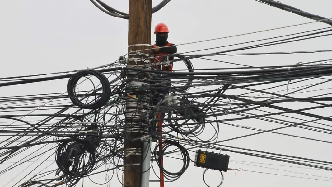 Exigen a empresas de telefonía y cable contar con brigadas de emergencia para postes derribados