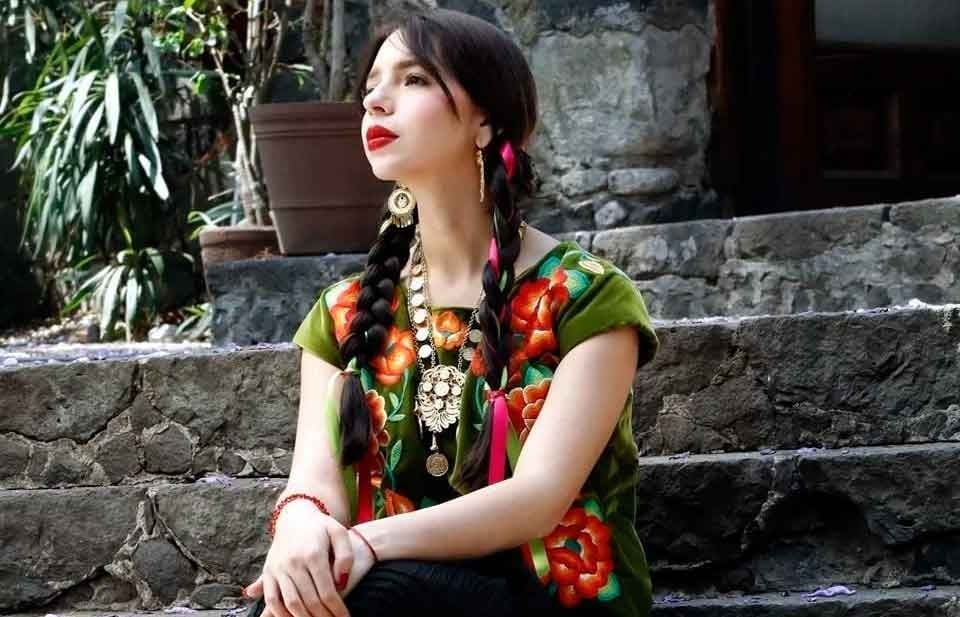 Ángela Aguilar se viste de ¡México!
