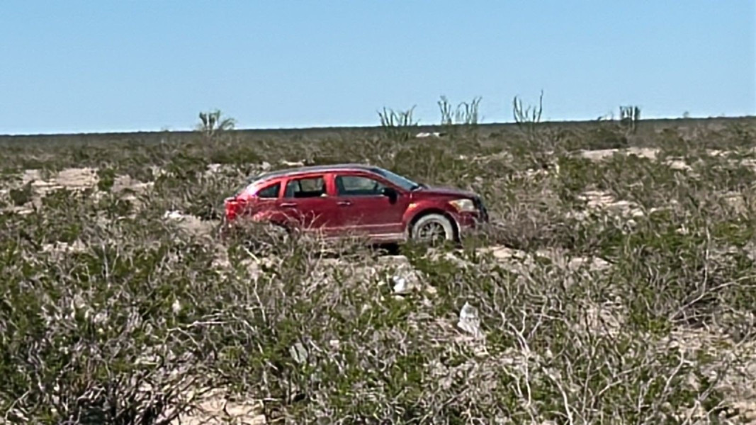 Abandonan camioneta con cadáver en su interior