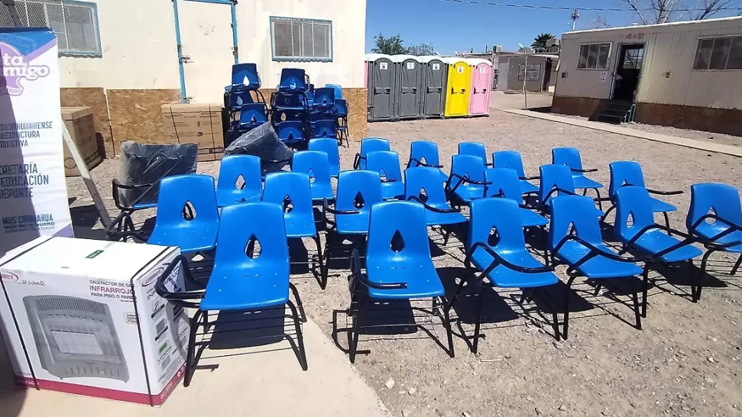 Cuatro escuelas de Juárez dan clases en aulas móviles