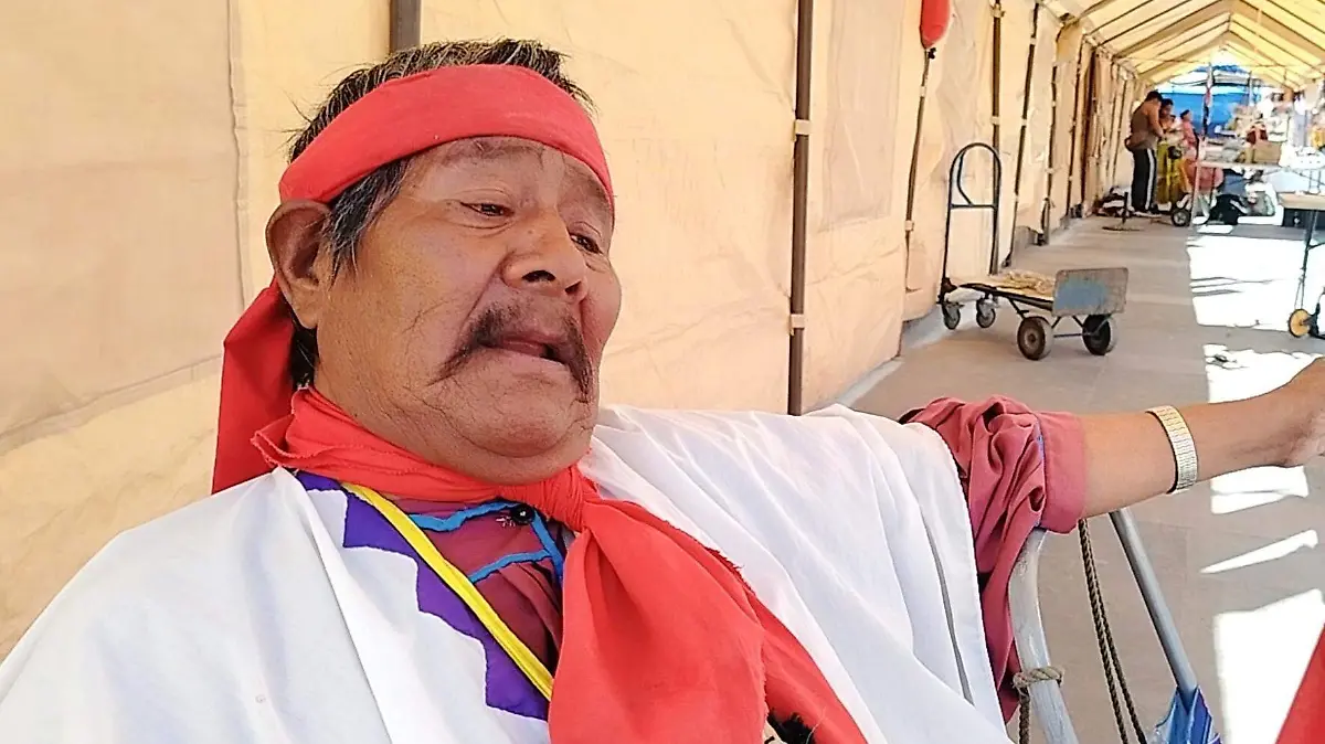 Artesano rarámuri comparte tradición de la talla en madera en el Festival Umuki en Ciudad Juárez