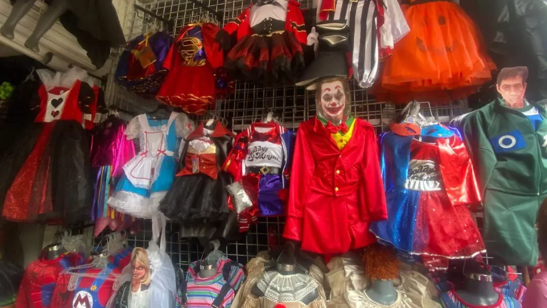 Juarenses se anticipan a Halloween y llenan las tiendas de disfraces