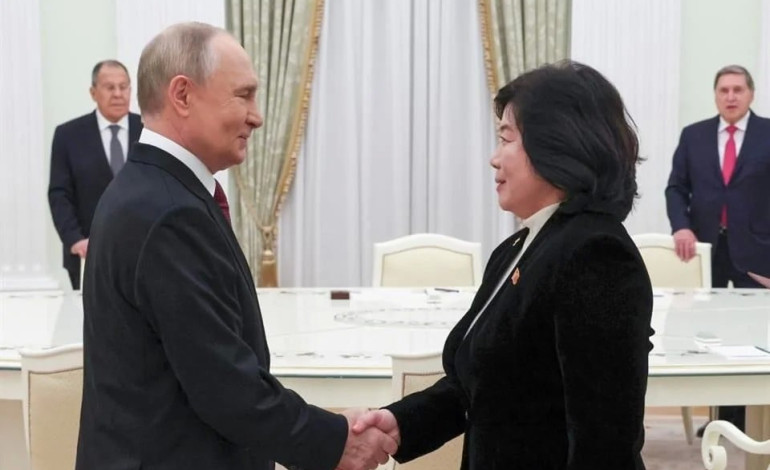 Se reúne Canciller norcoreana con Putin en visita a Rusia