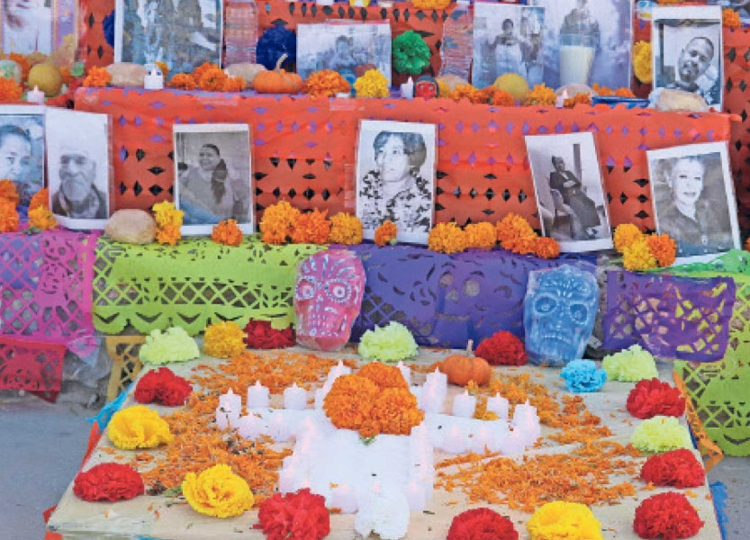 Entre flores y velas, honran deudos de Plenitud a los 386