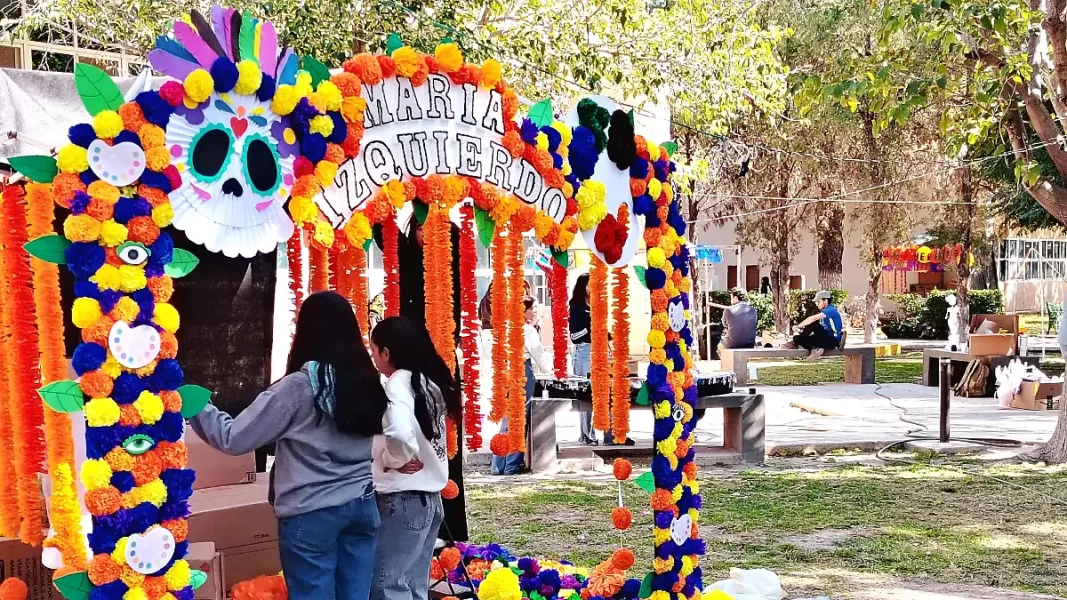 Presenta UACJ Altares y Tumbas 2025 para celebrar el Día de Muertos en Juárez