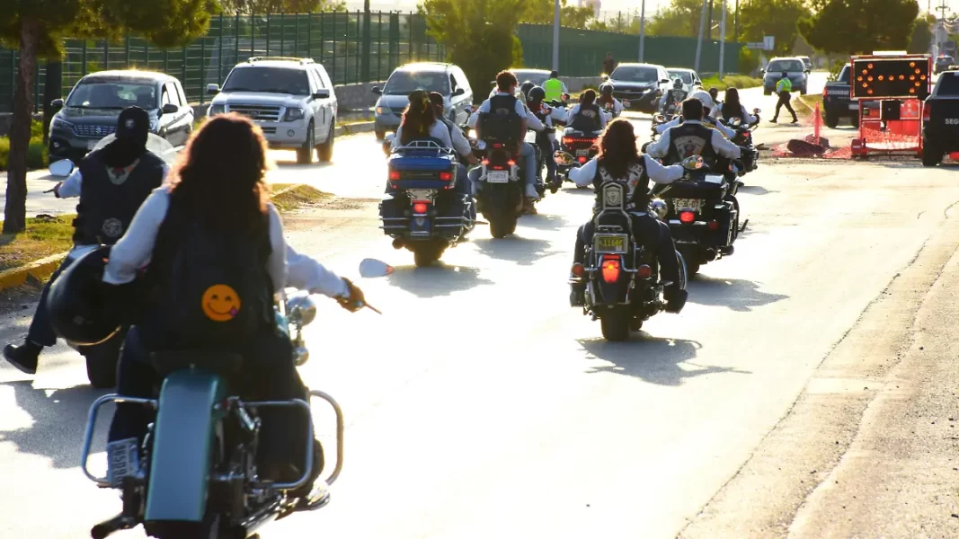 Multan a motociclistas en Juárez por circular sin placas