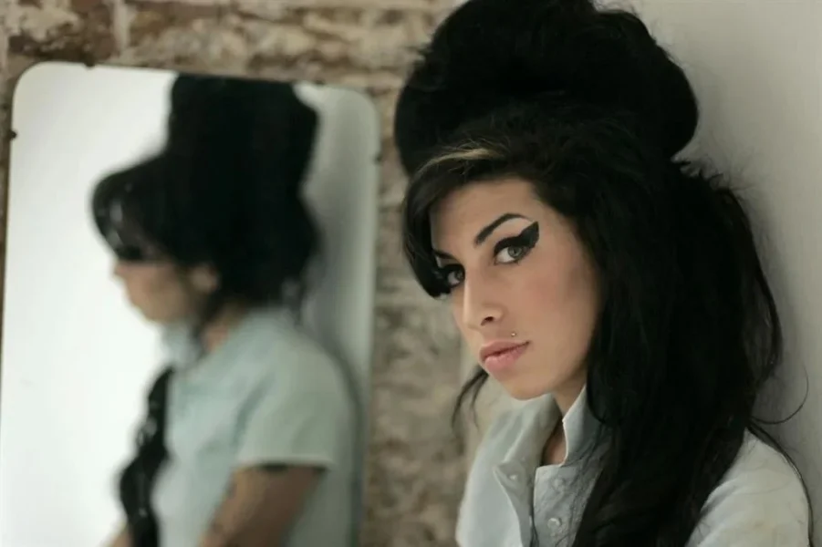 Demanda padre de Amy Winehouse por venta de pertenencias