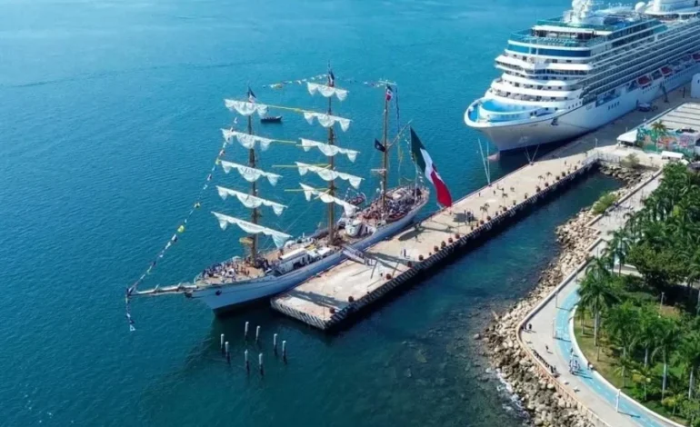 Abren al público buque ‘Cuauhtémoc’ en Acapulco