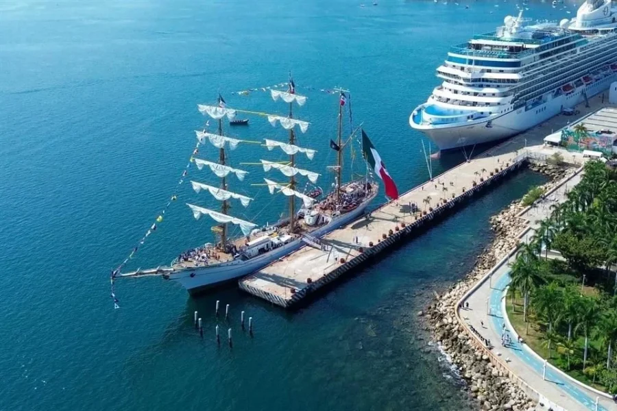 Abren al público buque ‘Cuauhtémoc’ en Acapulco