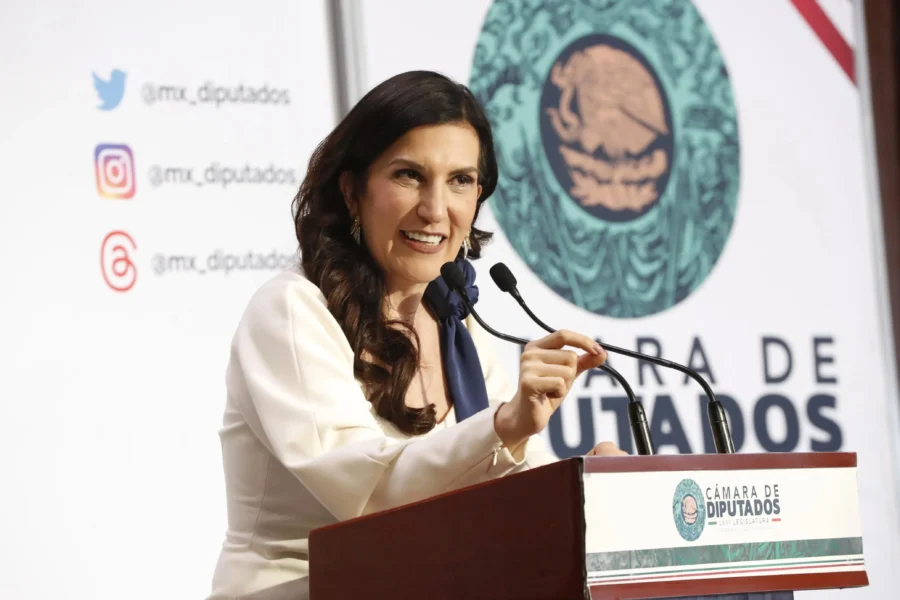 Kenia López propone IVA cero a alimentos para mascotas y deducción veterinaria