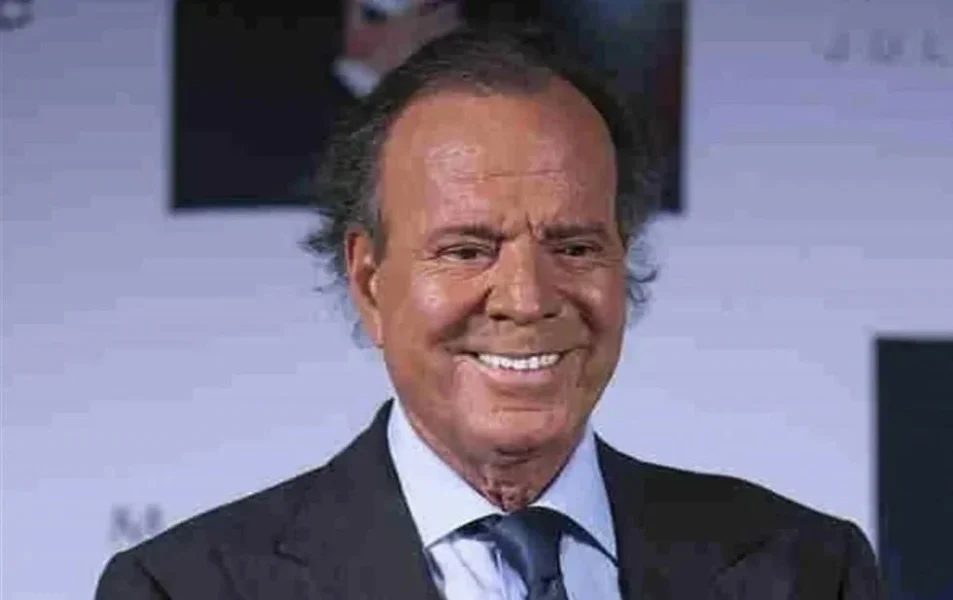 Julio Iglesias niega acusaciones de abuso sexual