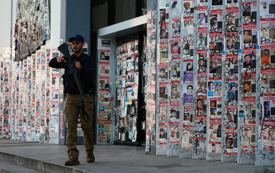 Los rostros de los desaparecidos en México acechan en las calles. Las familias temen que se borren