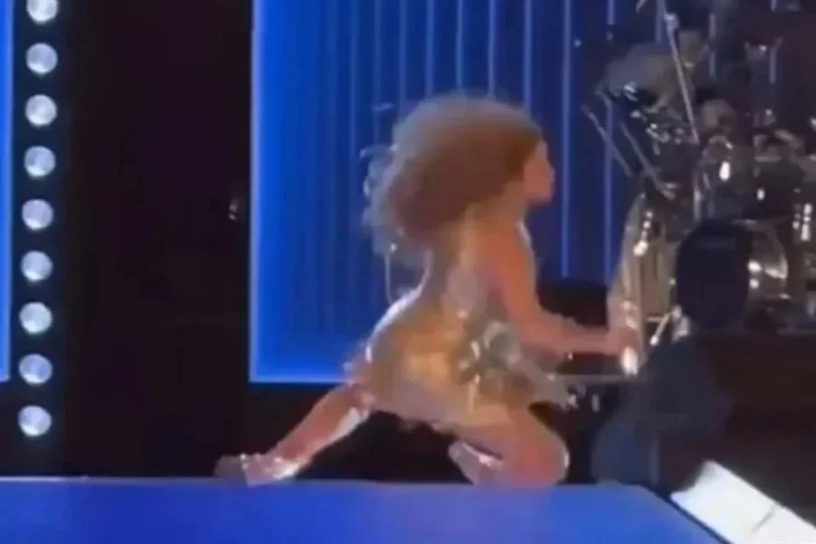 Sufre Shakira fuerte caída durante concierto en El Salvador