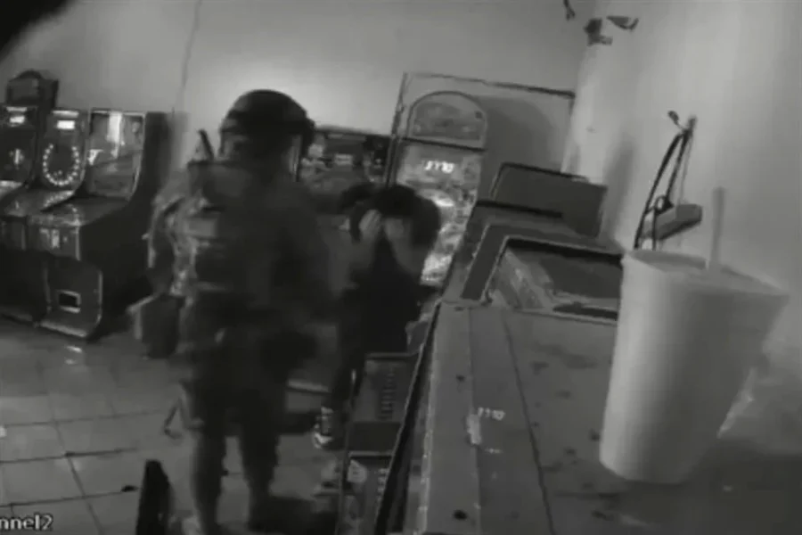 Exhiben a presuntos militares golpeando a joven