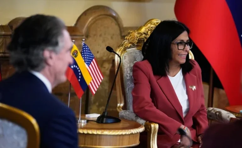 Delcy Rodríguez atrae miradas al petróleo venezolano en cumbre de Miami