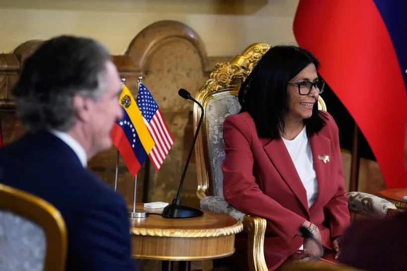 Delcy Rodríguez atrae miradas al petróleo venezolano en cumbre de Miami