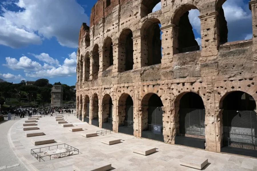 El Coliseo de Roma se renueva y revive columnas perdidas