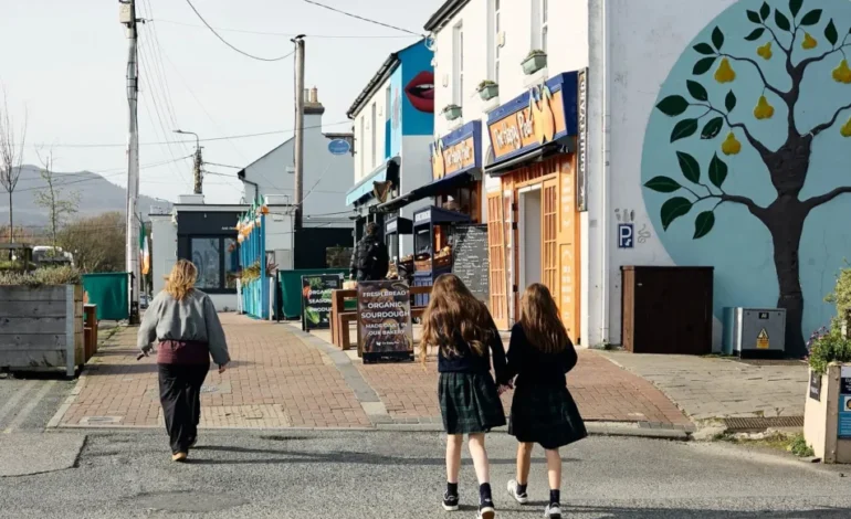 ¿Una infancia sin teléfono? Un pueblo irlandés lo está haciendo realidad