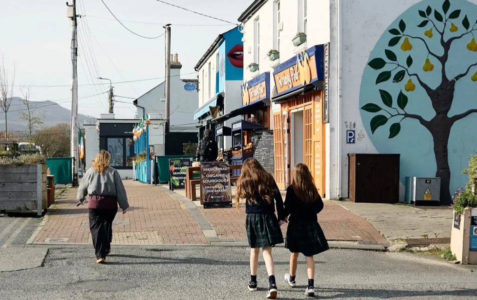 ¿Una infancia sin teléfono? Un pueblo irlandés lo está haciendo realidad